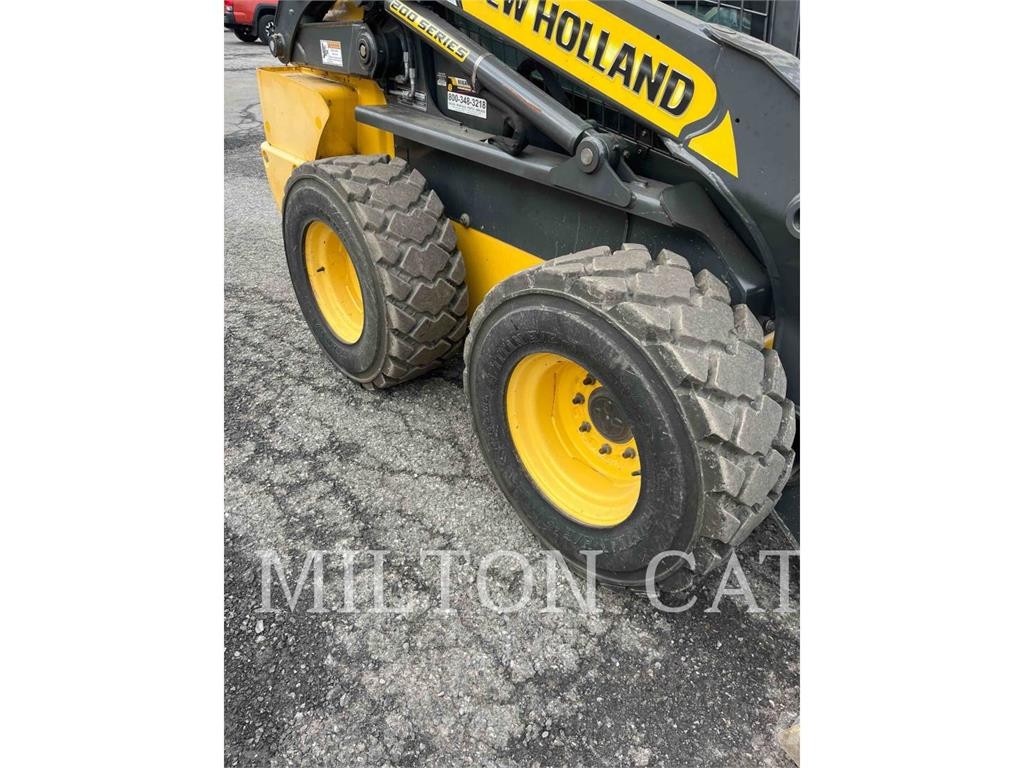 New Holland L220 Minicargadoras