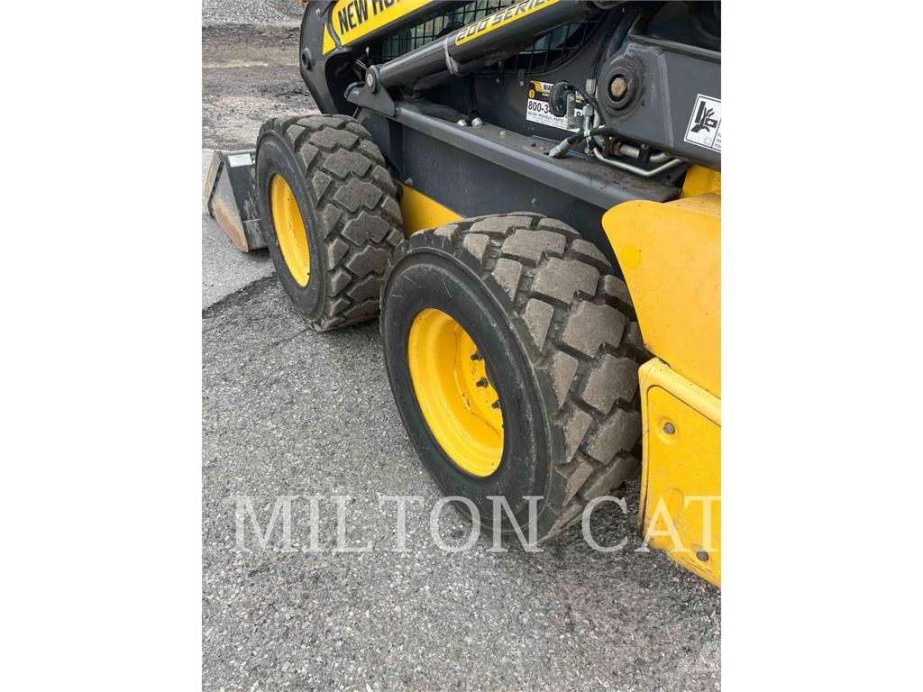 New Holland L220 Minicargadoras