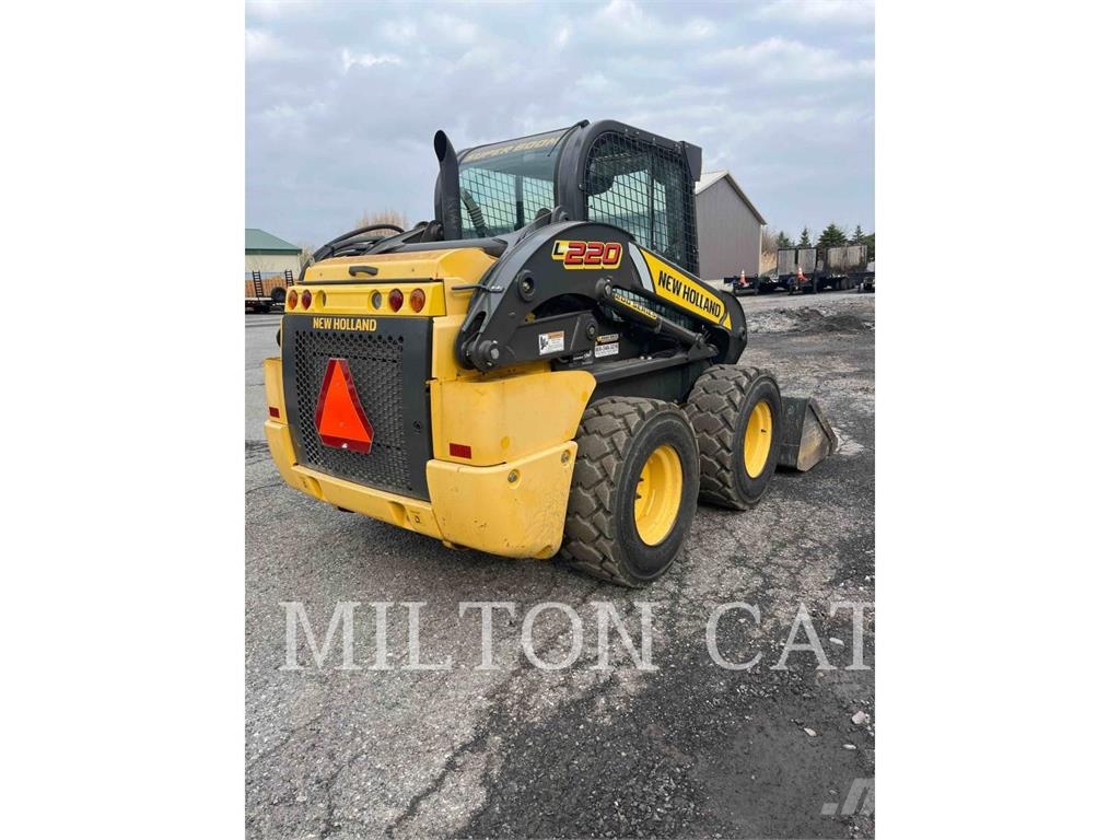 New Holland L220 Minicargadoras
