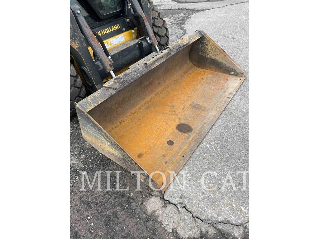 New Holland L220 Minicargadoras