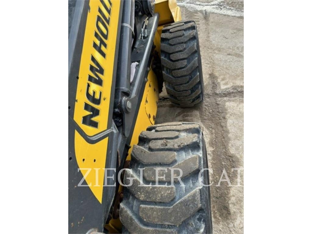New Holland L228 لوادر انزلاقية التوجيه