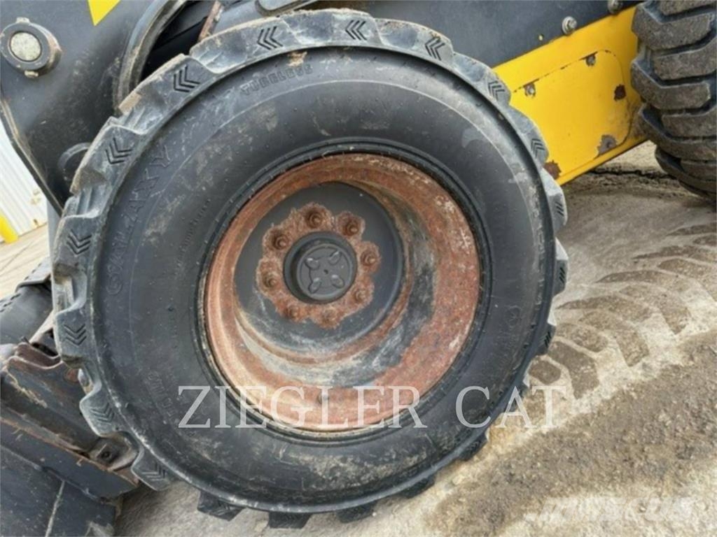 New Holland L228 لوادر انزلاقية التوجيه