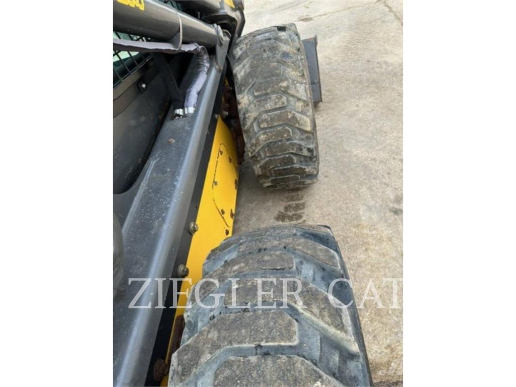 New Holland L228 لوادر انزلاقية التوجيه