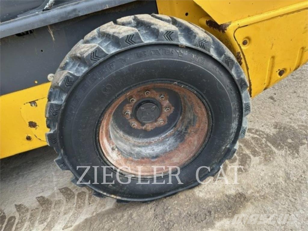 New Holland L228 لوادر انزلاقية التوجيه