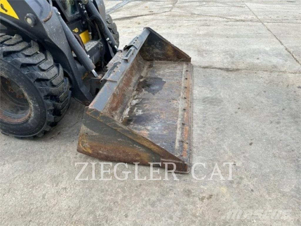 New Holland L228 لوادر انزلاقية التوجيه