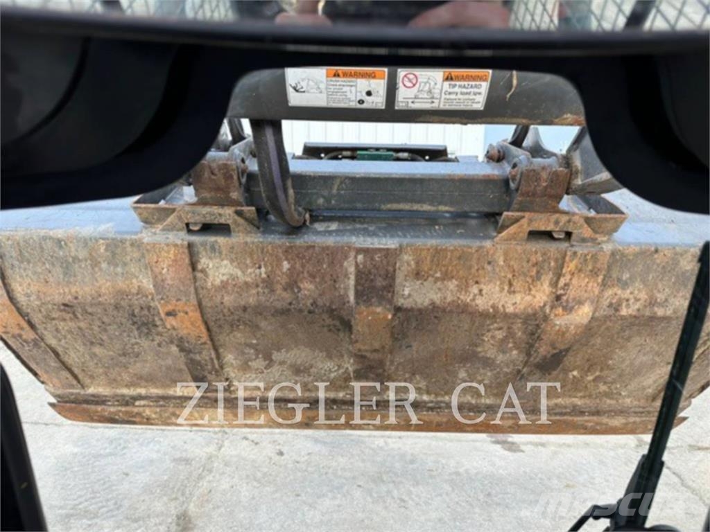 New Holland L228 لوادر انزلاقية التوجيه