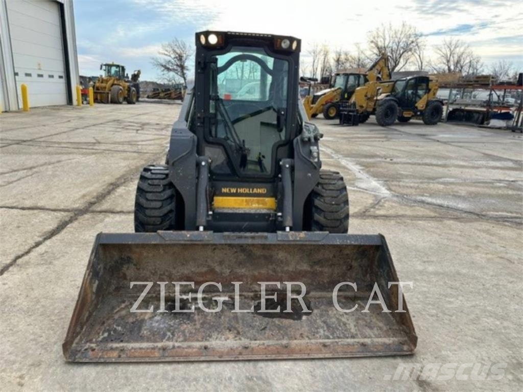 New Holland L228 لوادر انزلاقية التوجيه