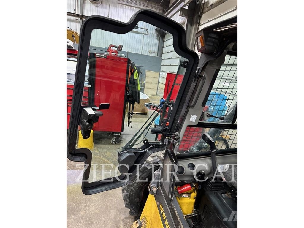 New Holland L228 لوادر انزلاقية التوجيه