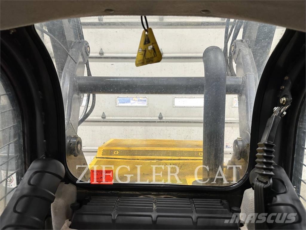 New Holland L228 لوادر انزلاقية التوجيه