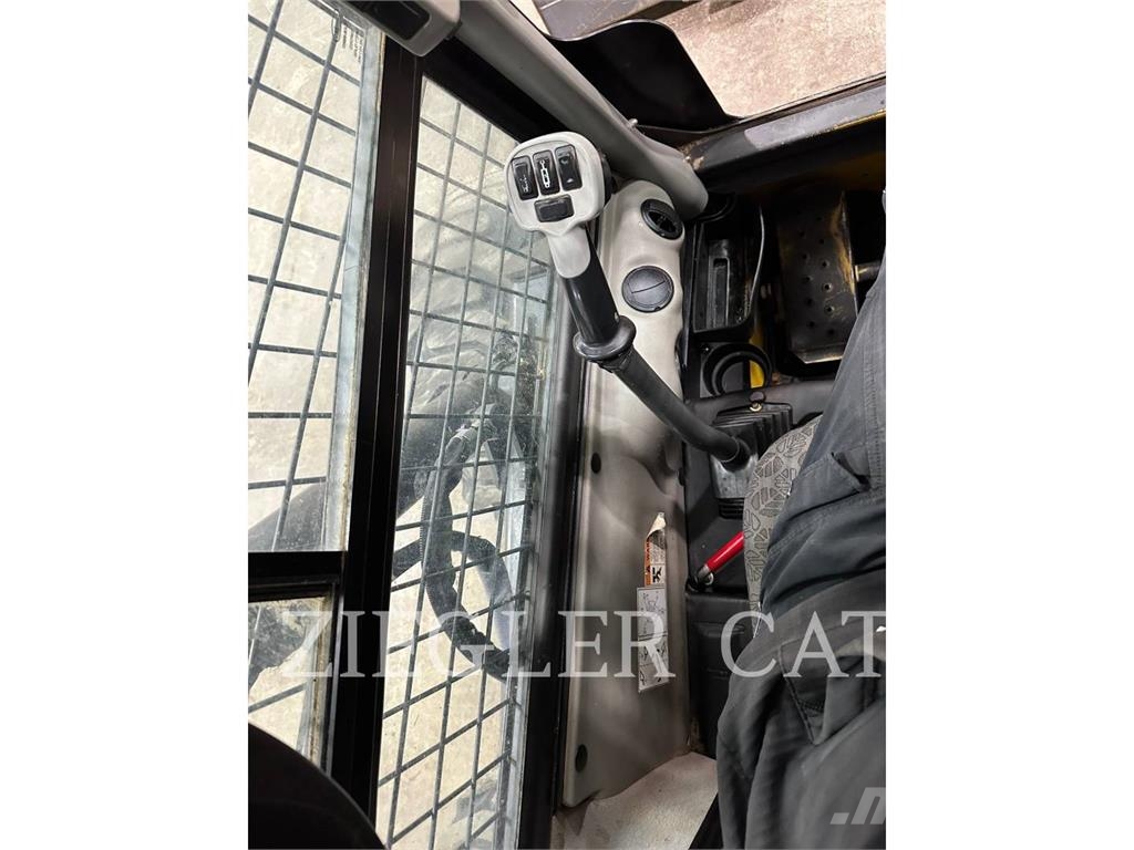 New Holland L228 لوادر انزلاقية التوجيه