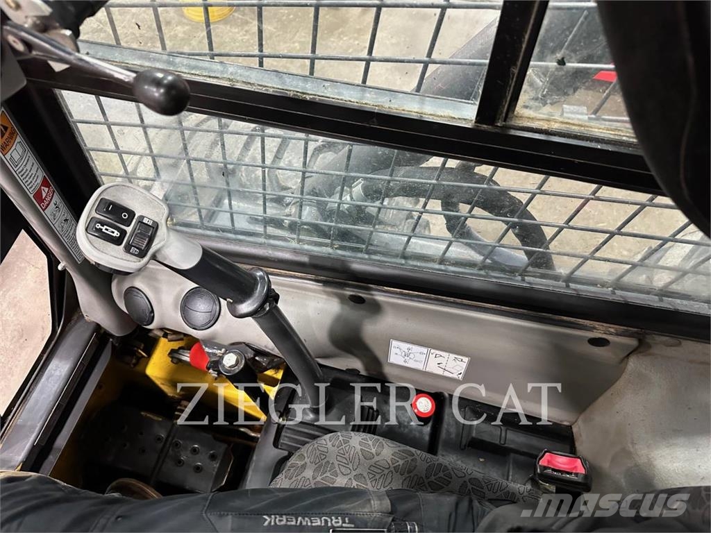New Holland L228 لوادر انزلاقية التوجيه