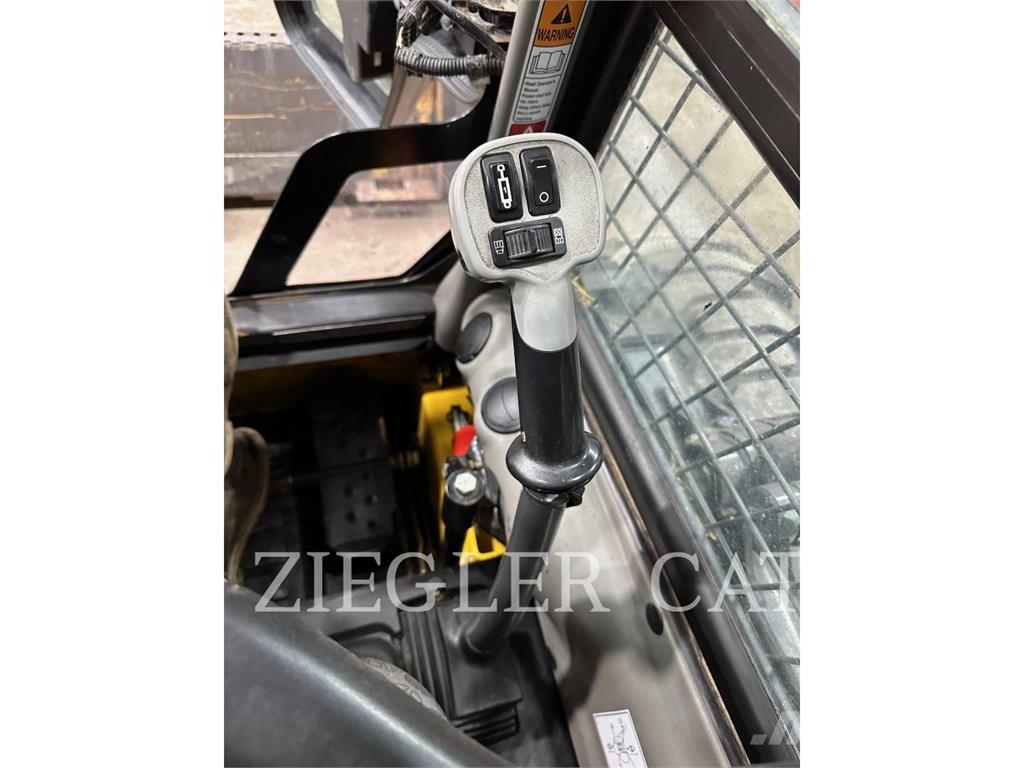 New Holland L228 لوادر انزلاقية التوجيه
