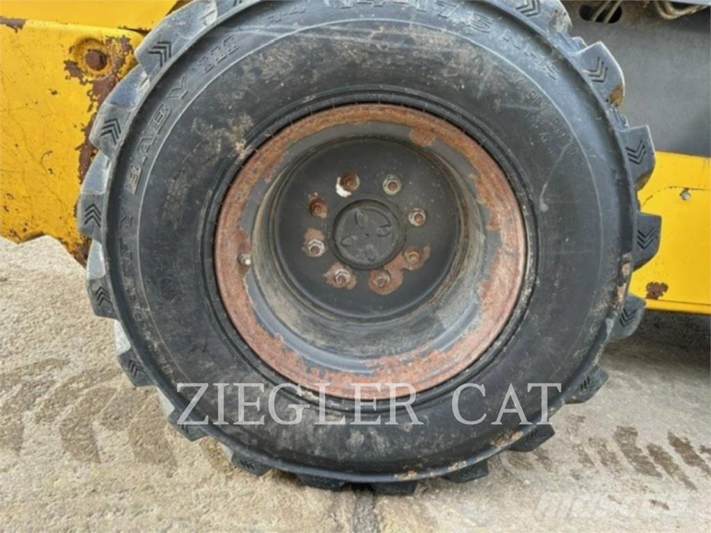 New Holland L228 لوادر انزلاقية التوجيه