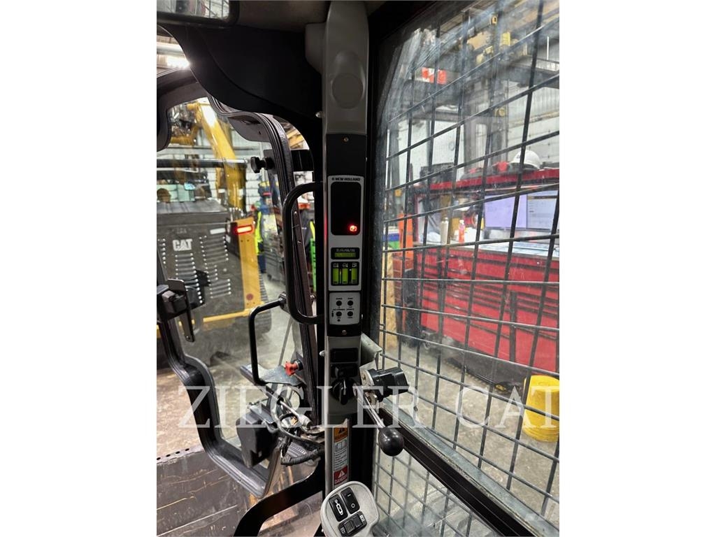 New Holland L228 لوادر انزلاقية التوجيه