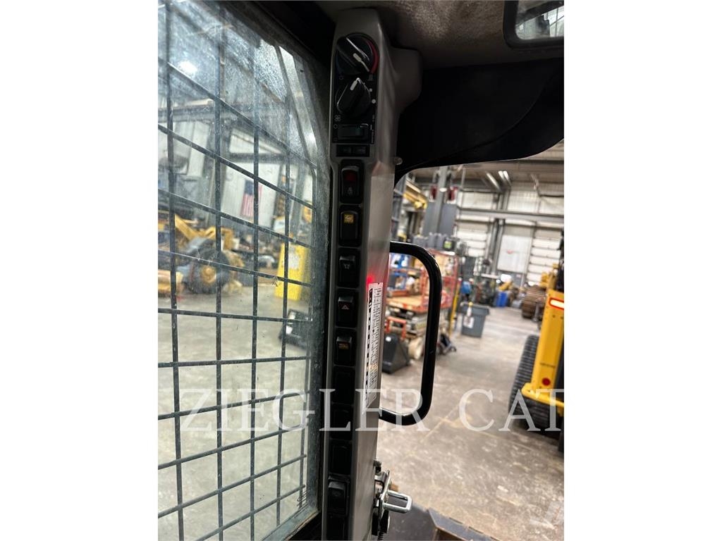 New Holland L228 لوادر انزلاقية التوجيه