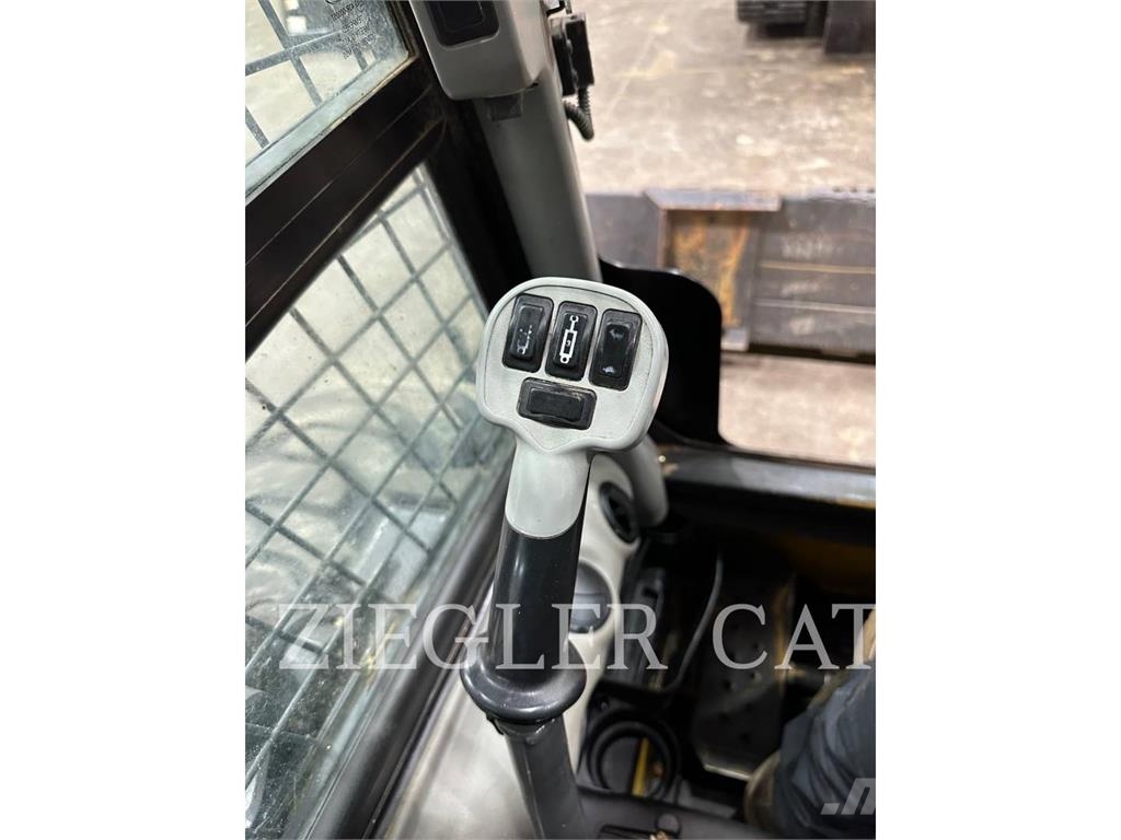 New Holland L228 لوادر انزلاقية التوجيه