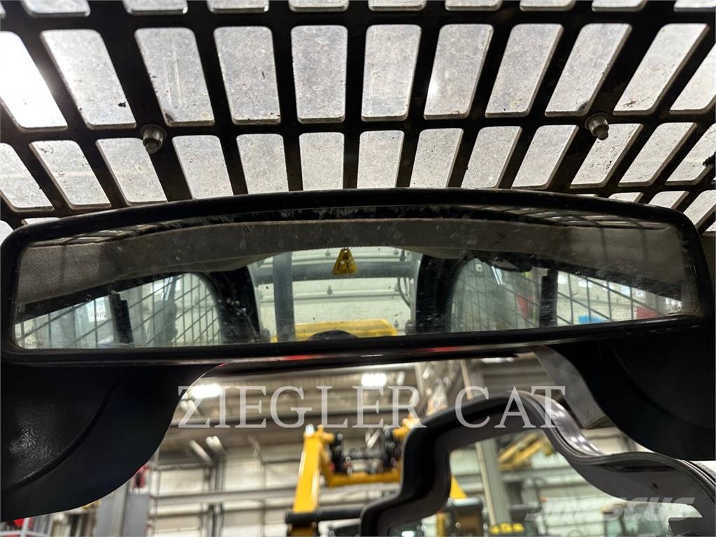 New Holland L228 لوادر انزلاقية التوجيه