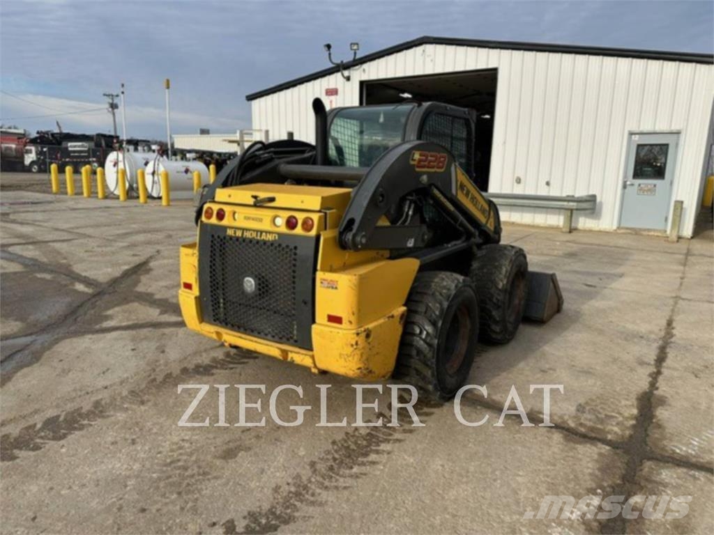 New Holland L228 لوادر انزلاقية التوجيه