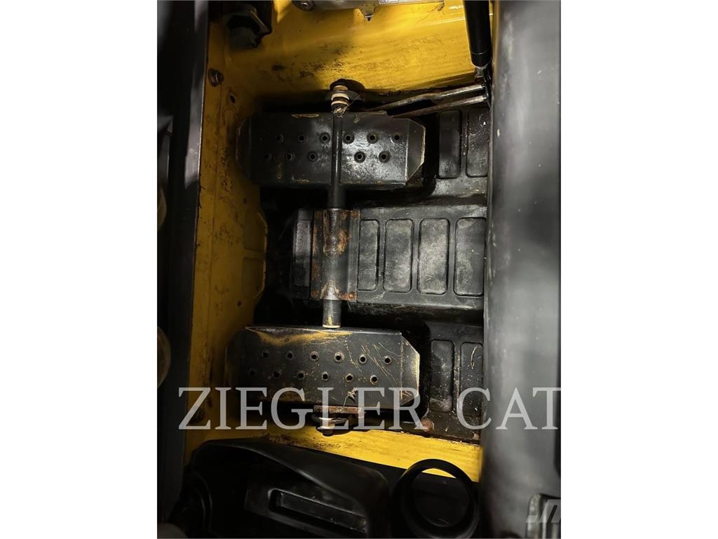 New Holland L228 لوادر انزلاقية التوجيه