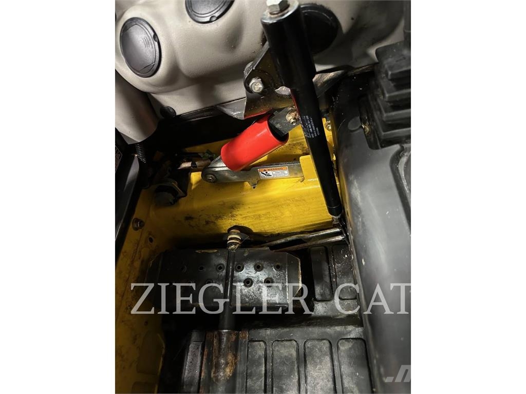New Holland L228 لوادر انزلاقية التوجيه