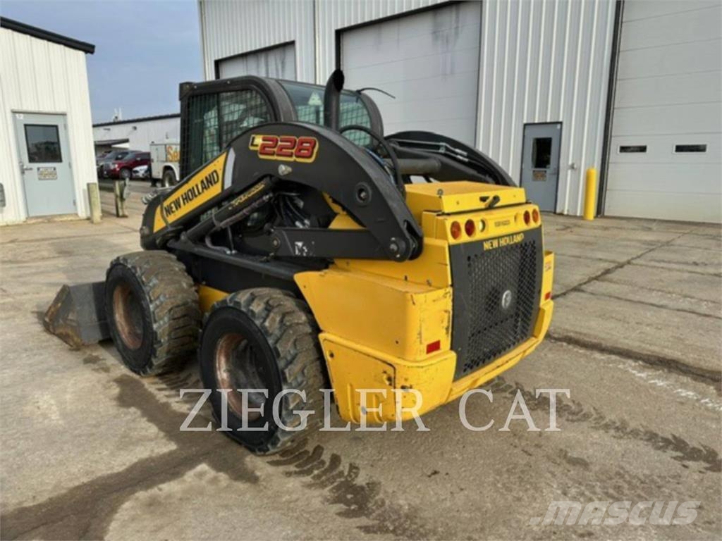 New Holland L228 لوادر انزلاقية التوجيه