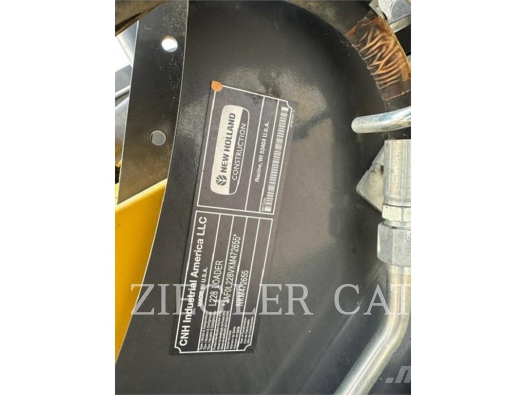 New Holland L228 لوادر انزلاقية التوجيه