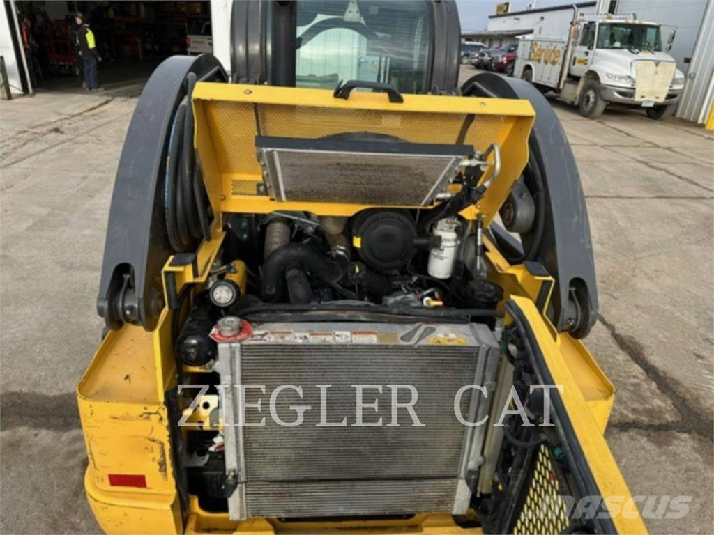 New Holland L228 لوادر انزلاقية التوجيه