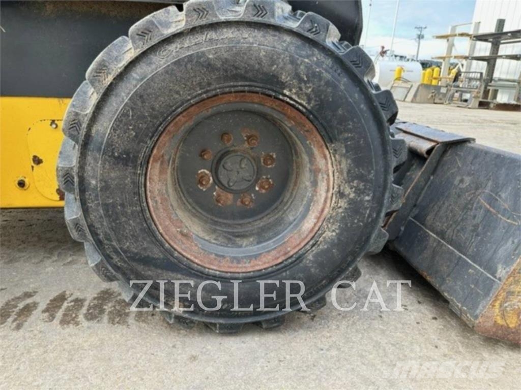 New Holland L228 لوادر انزلاقية التوجيه