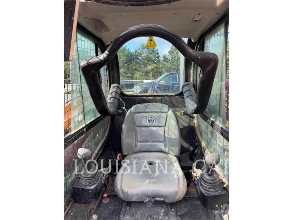 New Holland TR270B لوادر انزلاقية التوجيه