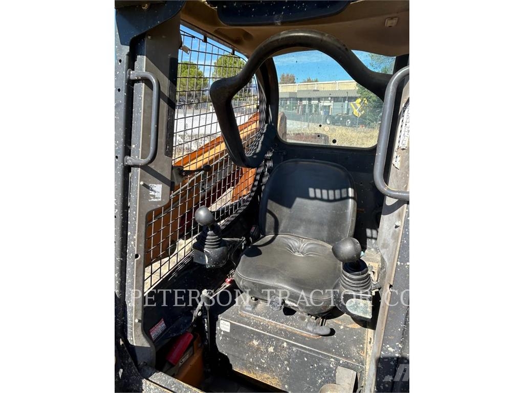 New Holland TR310 滑移轉向裝載機