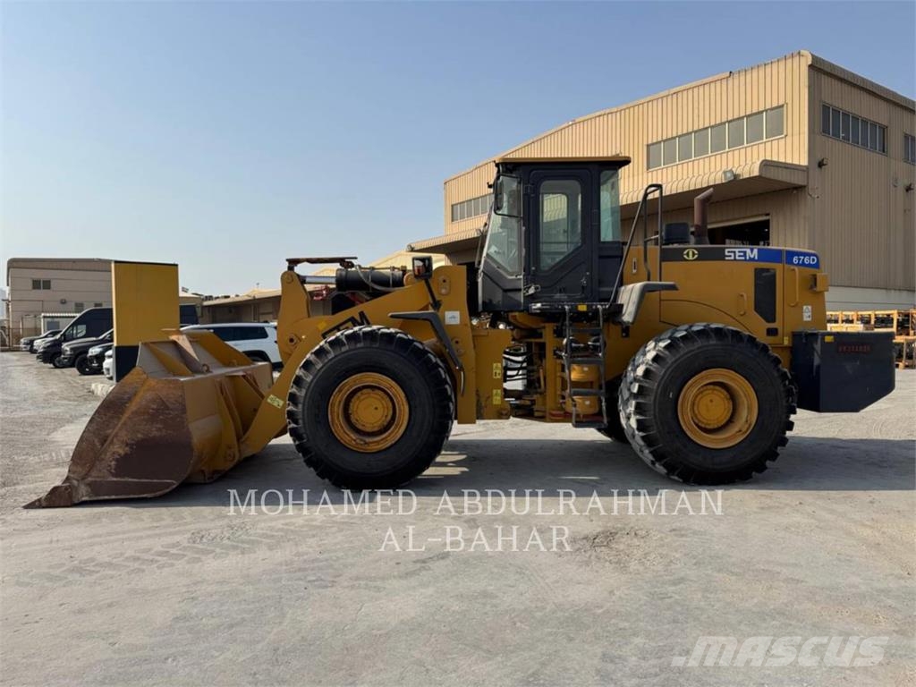 SEM 676D لوادر بعجل