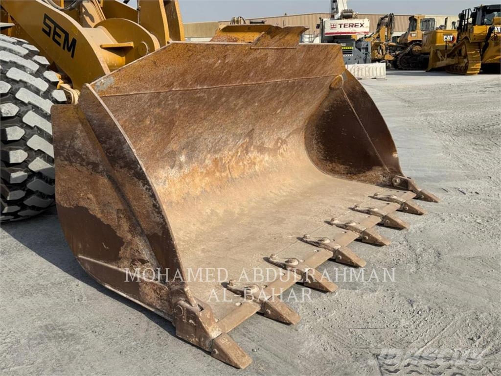 SEM 676D لوادر بعجل