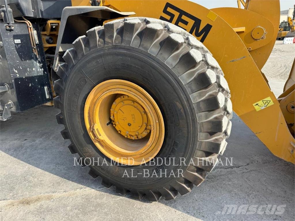 SEM 676D لوادر بعجل