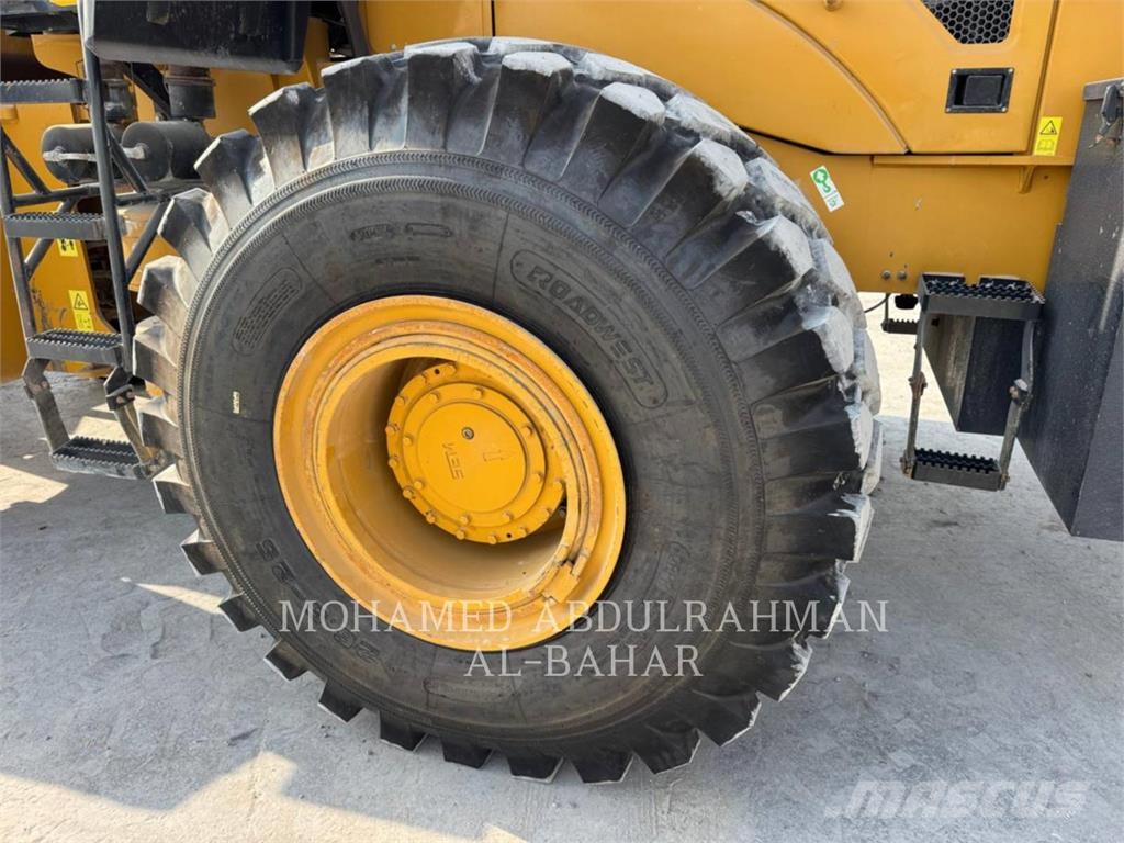 SEM 676D لوادر بعجل