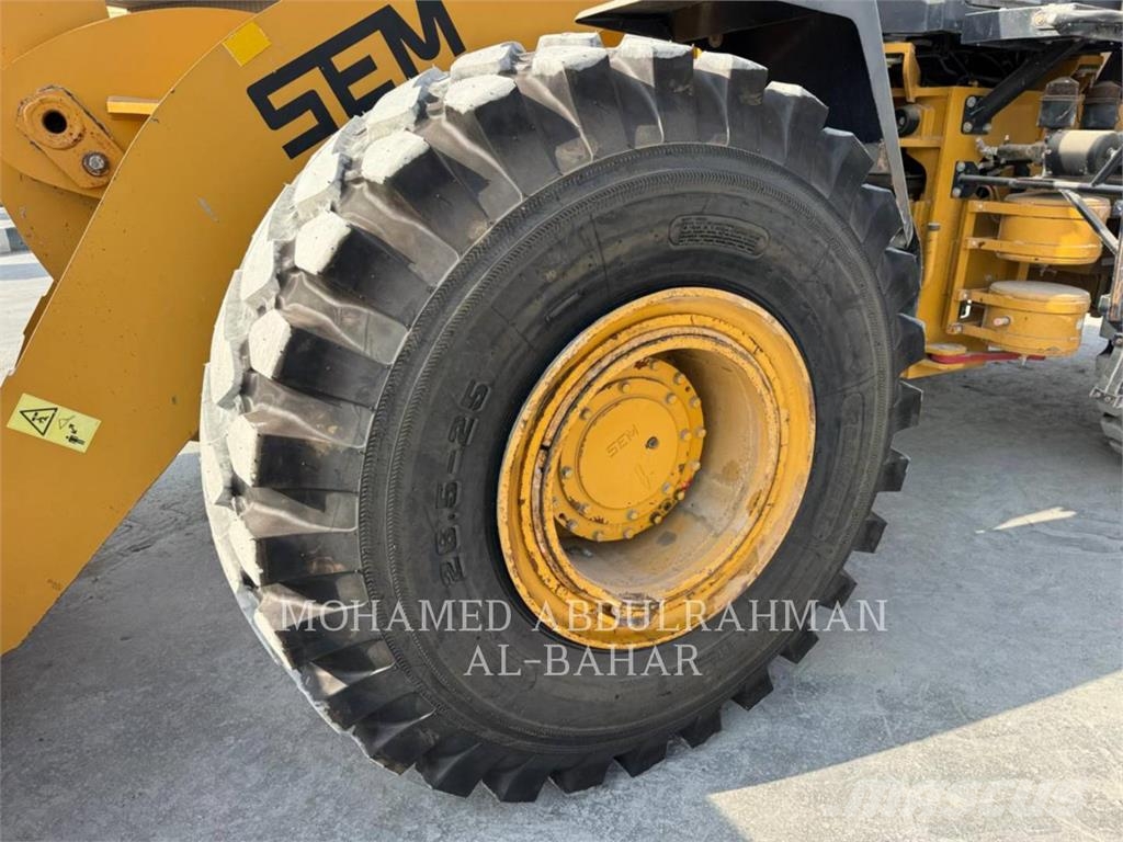 SEM 676D لوادر بعجل