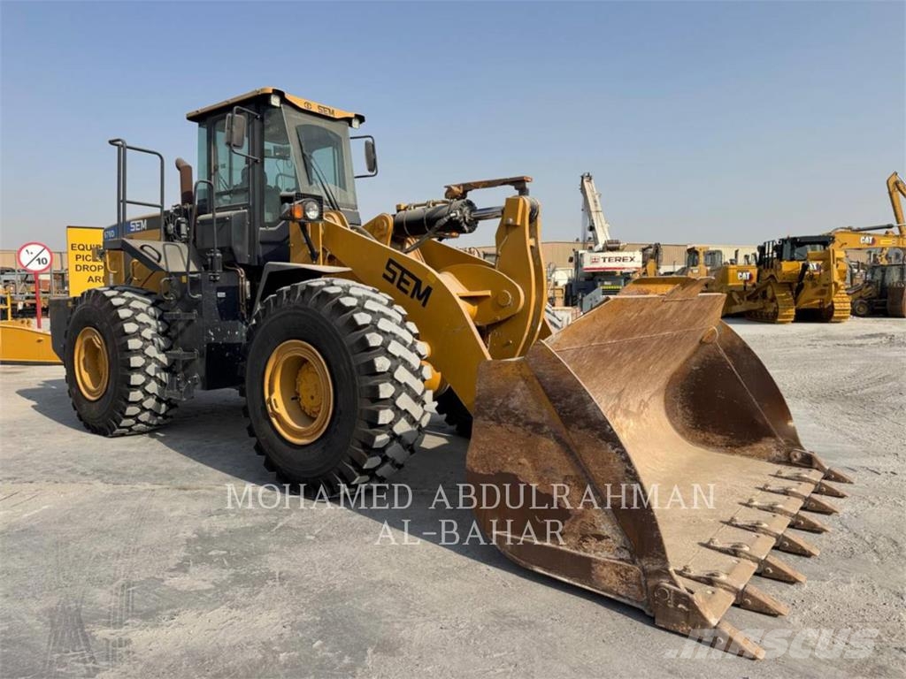 SEM 676D لوادر بعجل