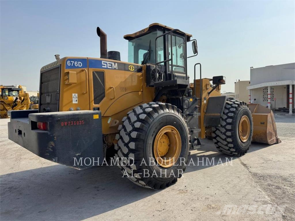 SEM 676D لوادر بعجل