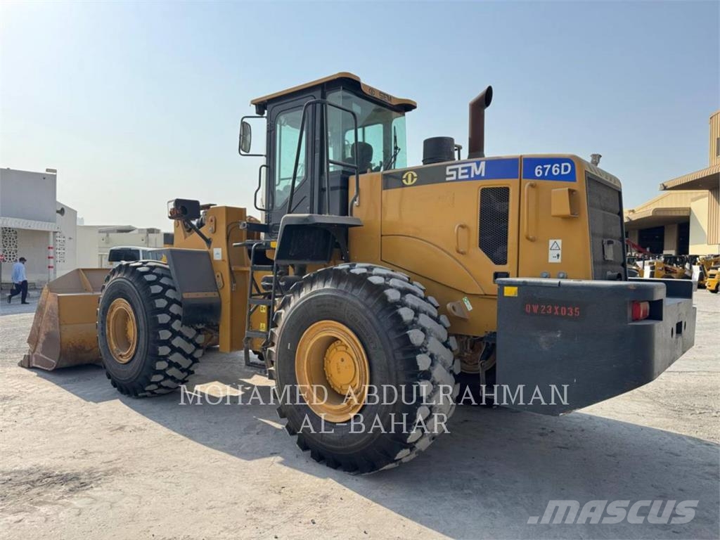 SEM 676D لوادر بعجل