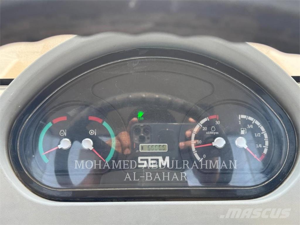 SEM 676D لوادر بعجل