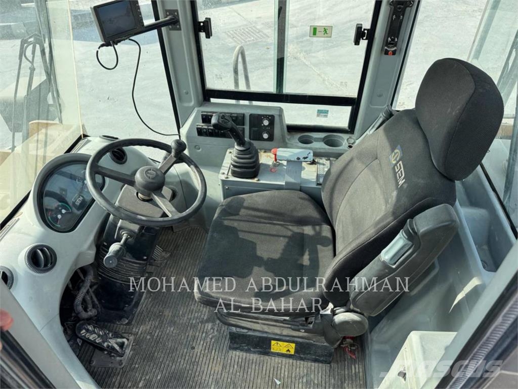 SEM 676D لوادر بعجل