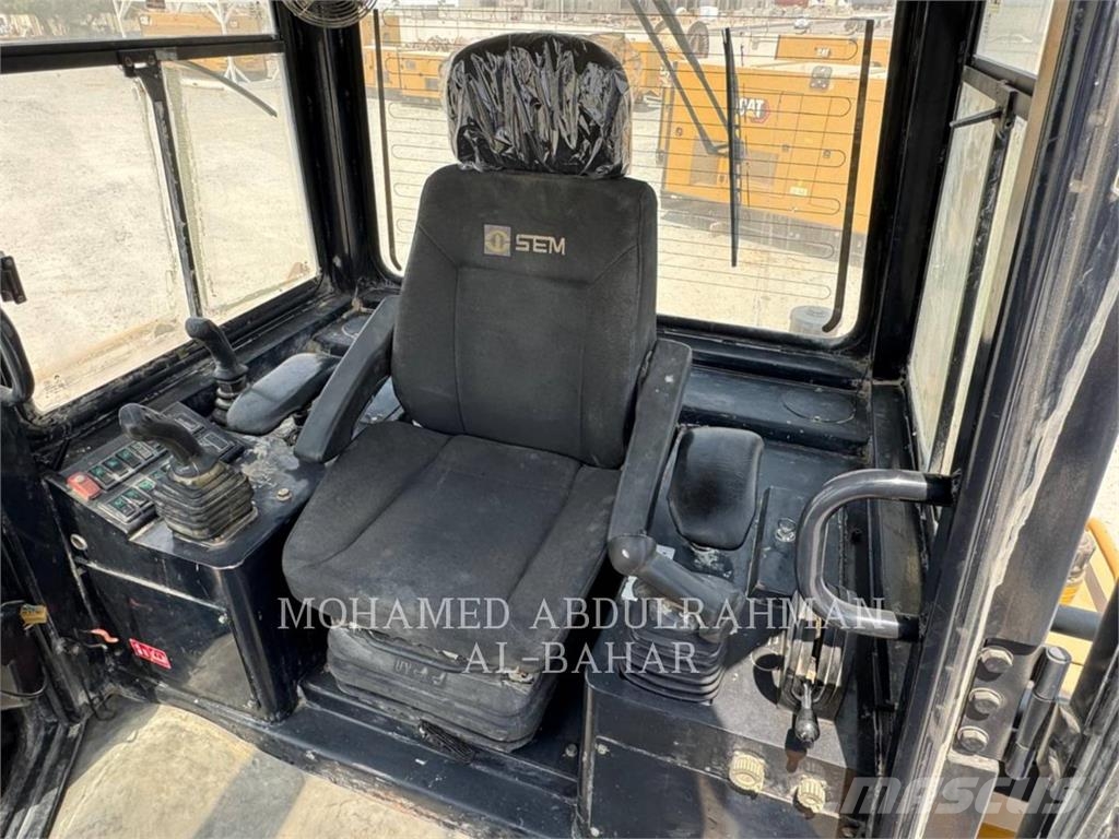 SEM MACHINERY SEM822D بلدوزرات مجنزرة