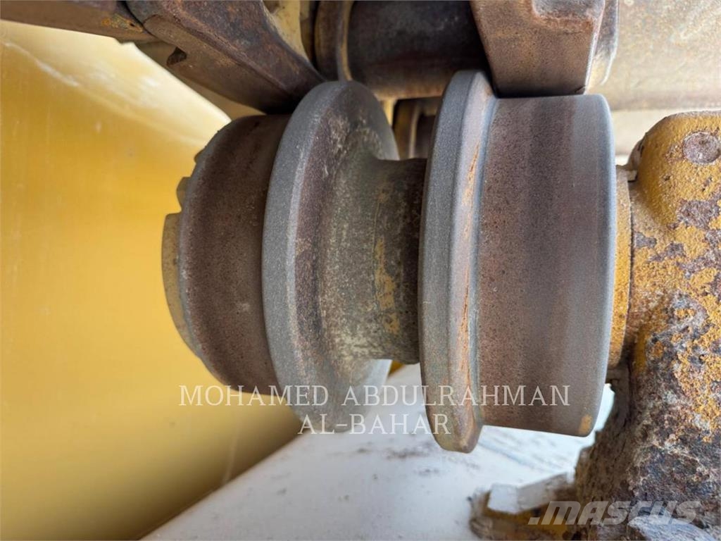 SEM MACHINERY SEM822D بلدوزرات مجنزرة