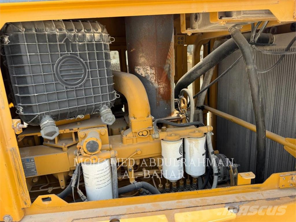 SEM MACHINERY SEM822D بلدوزرات مجنزرة