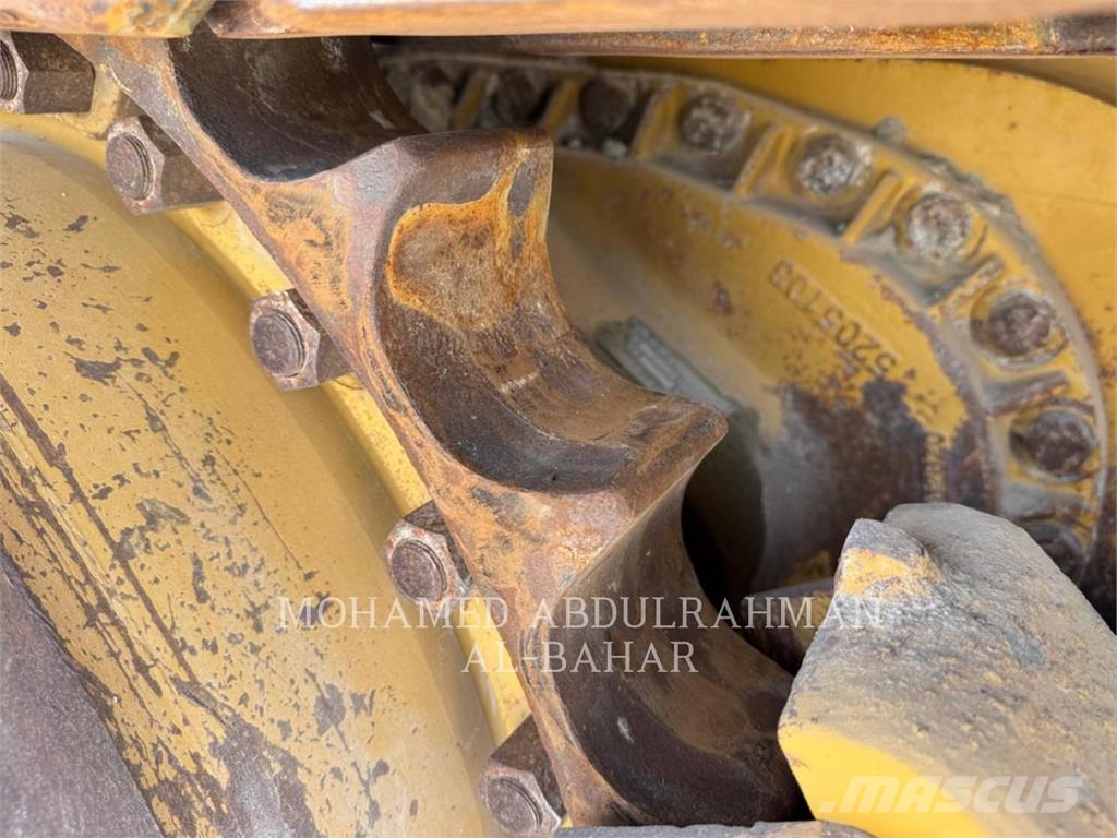 SEM MACHINERY SEM822D بلدوزرات مجنزرة