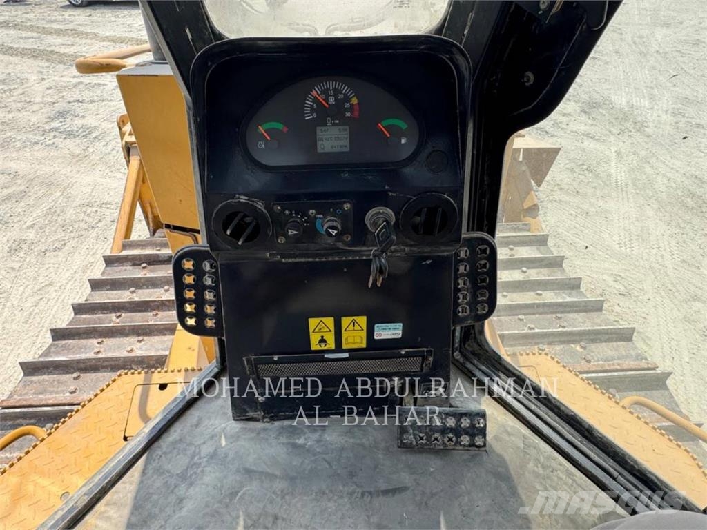 SEM MACHINERY SEM822D بلدوزرات مجنزرة