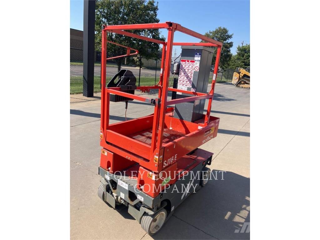 Skyjack SJ16 Scissor lifts