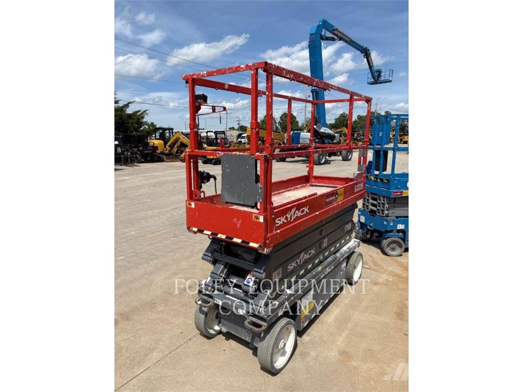 Skyjack SJ3226 رافعات مقصية الشكل
