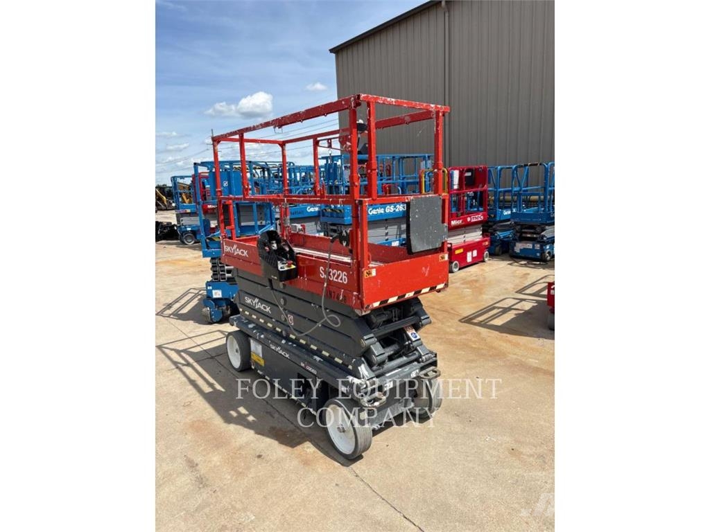 Skyjack SJ3226 رافعات مقصية الشكل