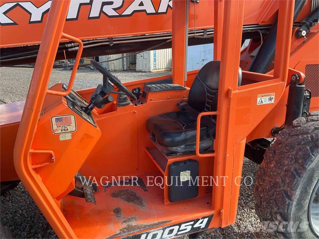 SkyTrak 10054 伸縮臂操作車