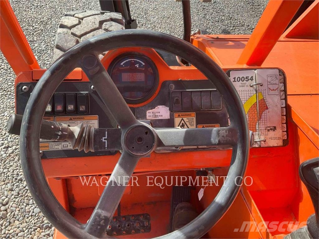 SkyTrak 10054 伸縮臂操作車